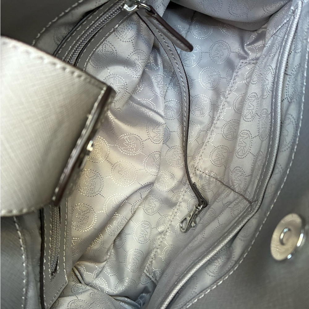 Michael Kors Bag,Michael Kors Light Gray Shoulder Bag. - Picture 4 of 16